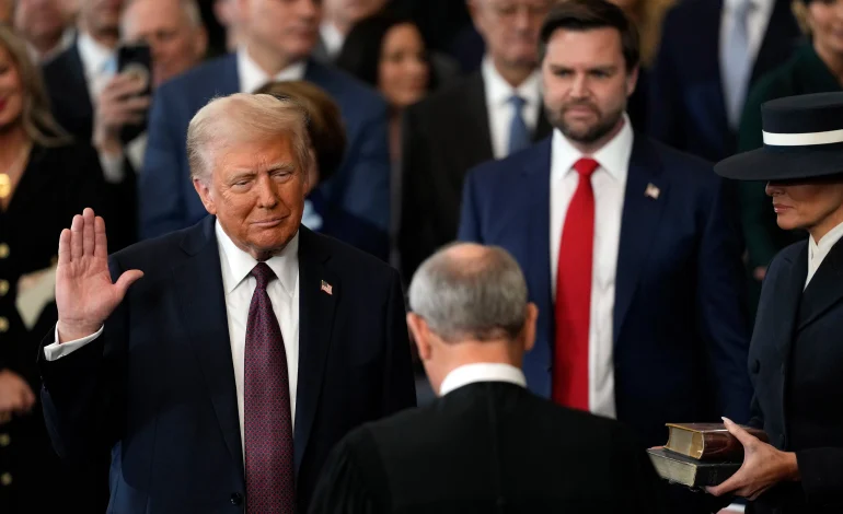 Trump no coloca su mano sobre la Biblia al tomar el juramento presidencial