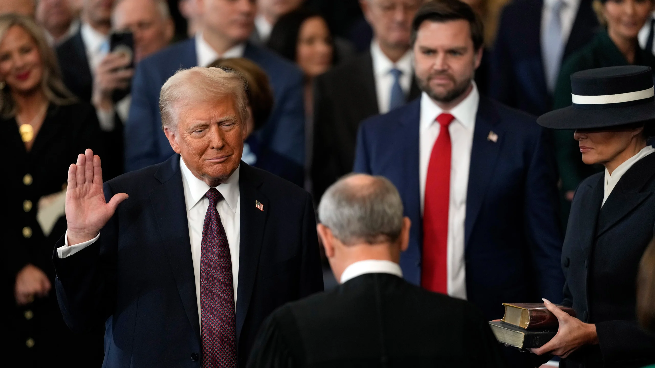 Trump no coloca su mano sobre la Biblia al tomar el juramento presidencial